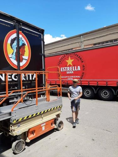 NEGRITA-LONA-CAMION-TRABAJANDO-1