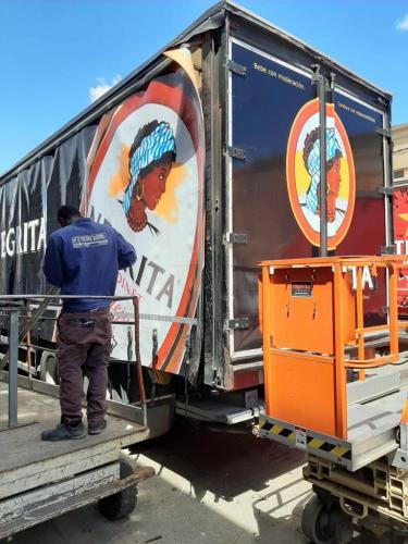 NEGRITA-LONA-CAMION-TRABAJANDO-2